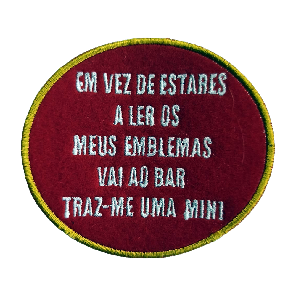 Emblema bordado Em vez de estares a ler os meus emblemas, vai ao bar, traz-me uma mini