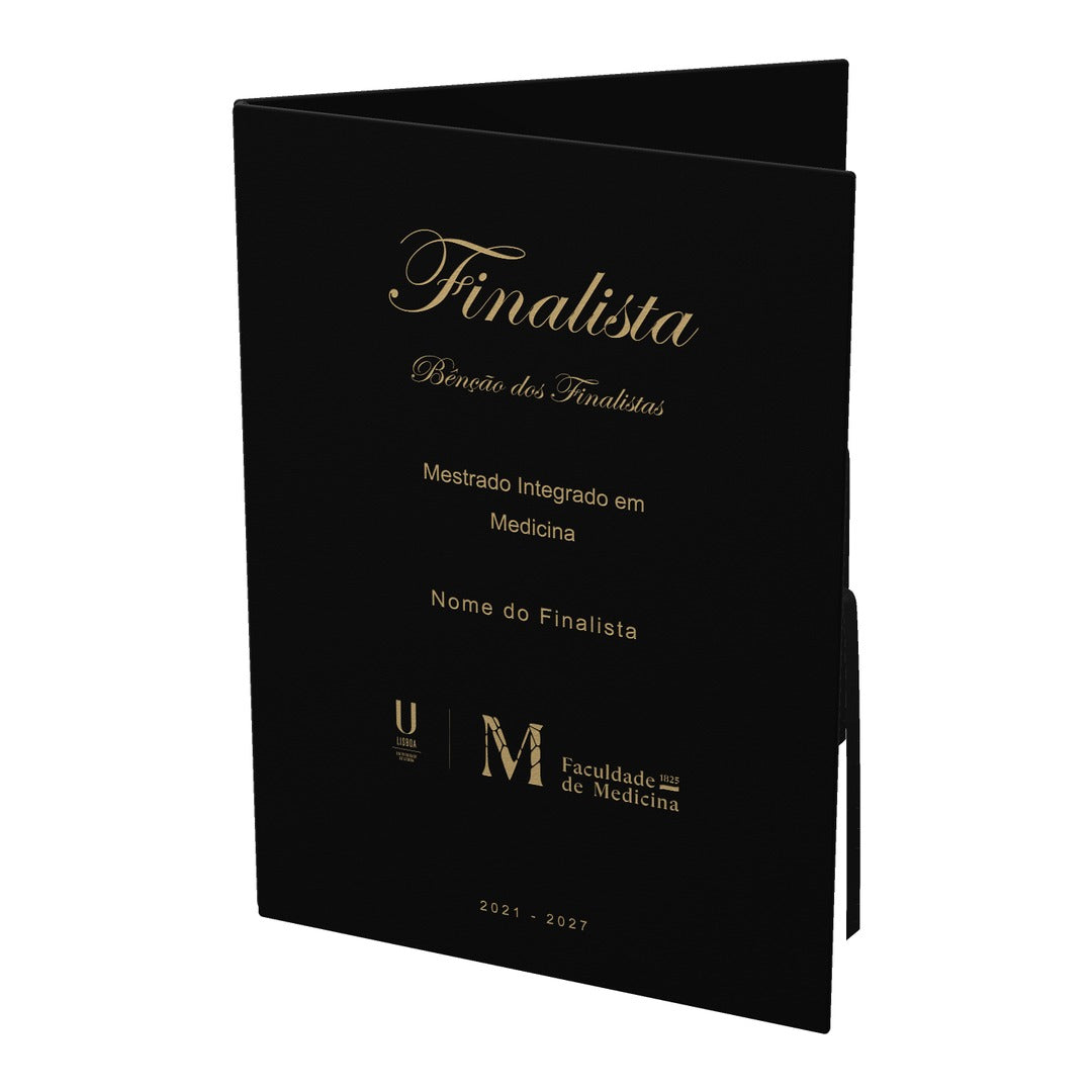 Pasta de finalista personalizada a ouro: Finalista, Bênção dos Finalistas, curso, nome, a marca da Faculdade de Medicina da Universidade de Lisboa, anos do curso