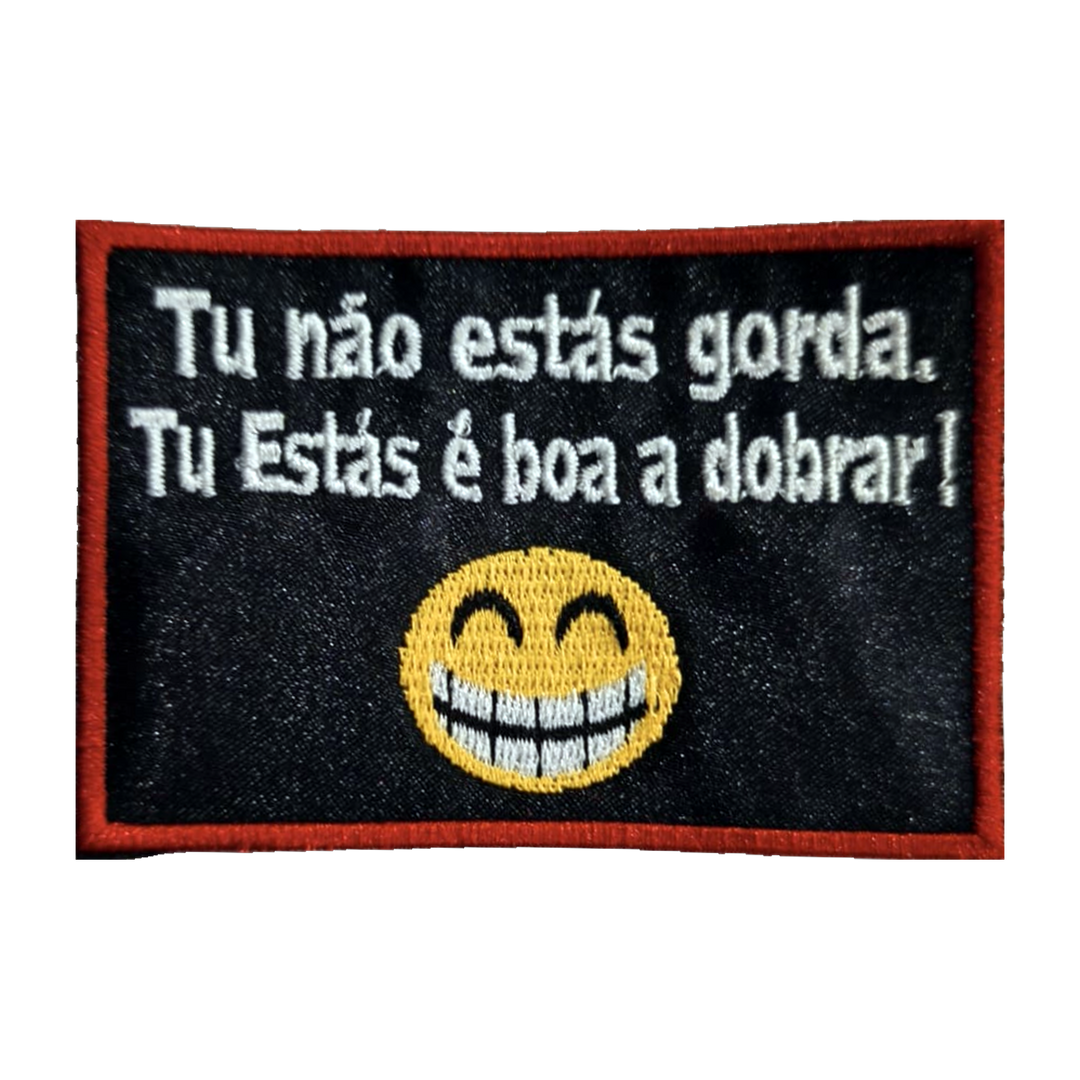 Emblema bordado Tu não estás gorda, tu estás é boa a dobrar!