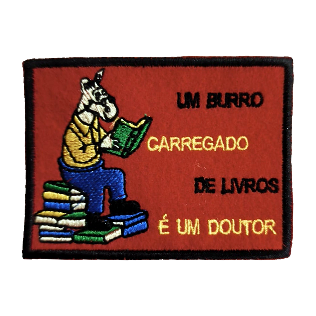 Emblema bordado Um Burro Carregado de Livros é um Doutor