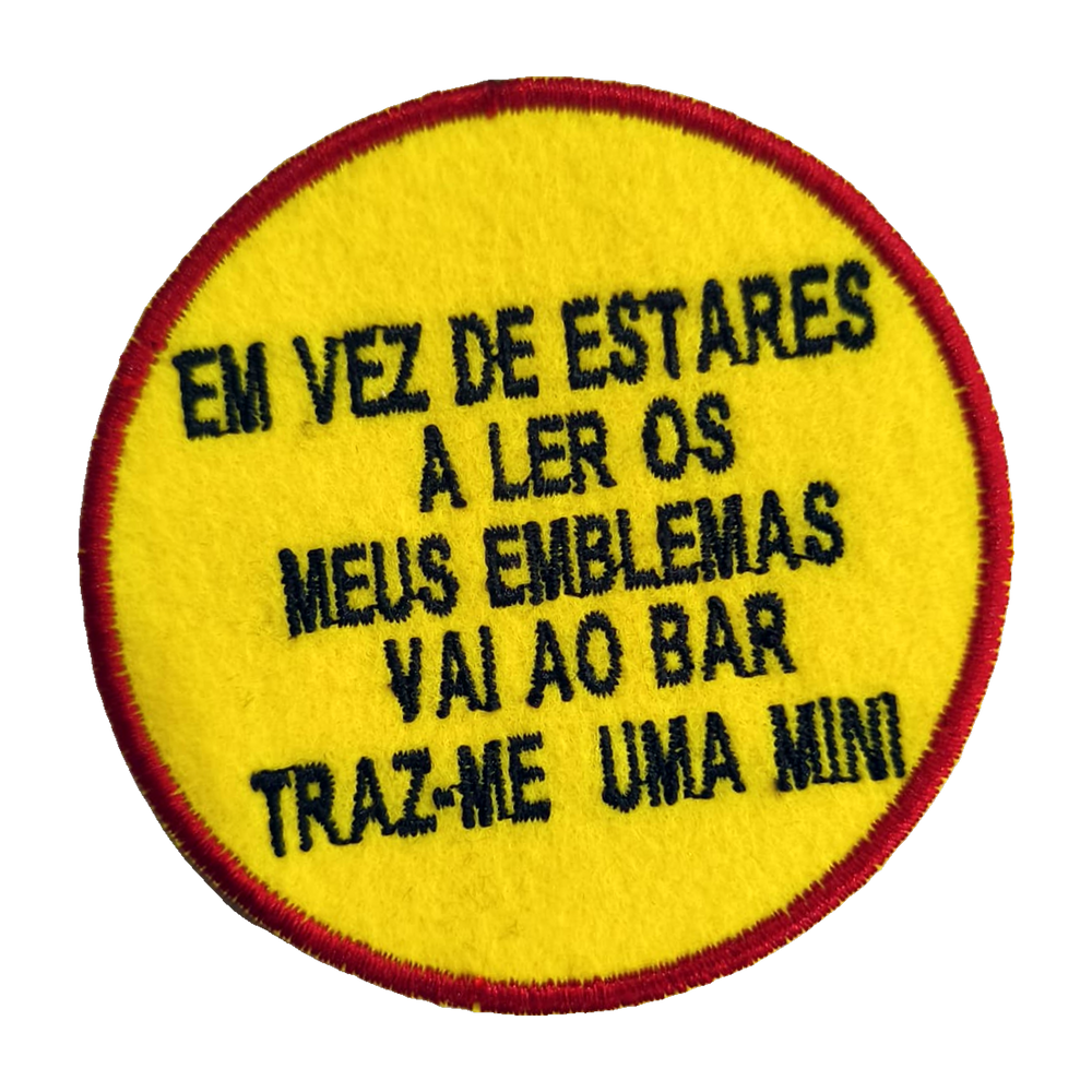 Emblema bordado Em vez de estares a ler os meus emblemas, vai ao bar, traz-me uma mini